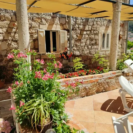 Peaceful House In Daire